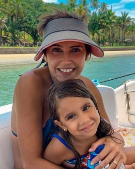 Deborah Secco compartilha momento fofo com a filha