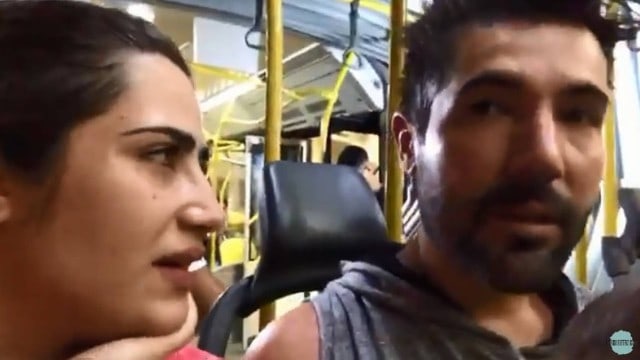 Filha do cantor Leonardo anda de ônibus e mostra vida simples