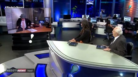 Jornalista coça o “saco” em despedida de telejornal da RedeTV!