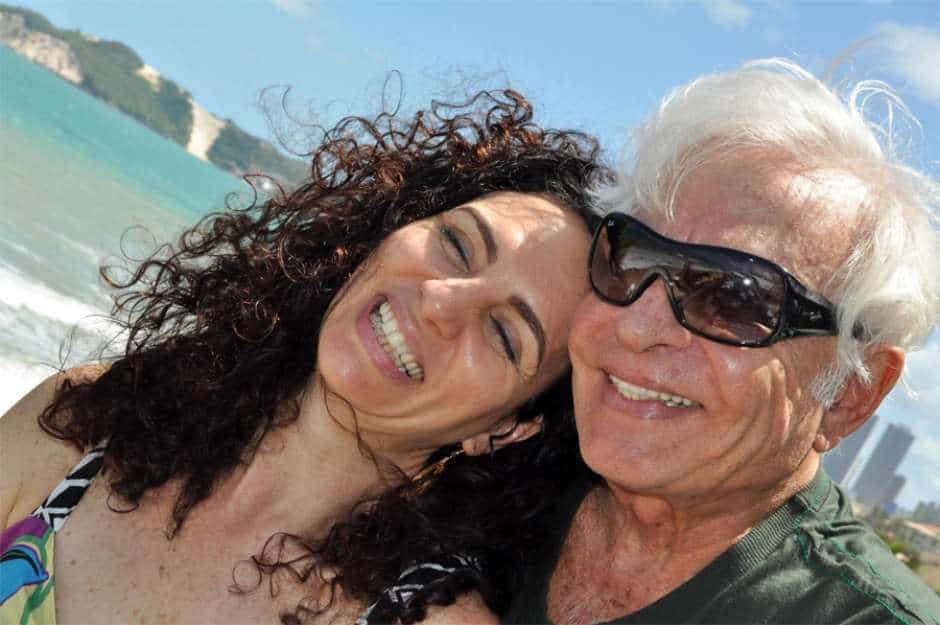 Aos 91 anos, Cid Moreira se declara para a esposa