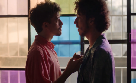 Jesuíta Barbosa e João Vitor Silva protagonizam beijo gay em série da MTV