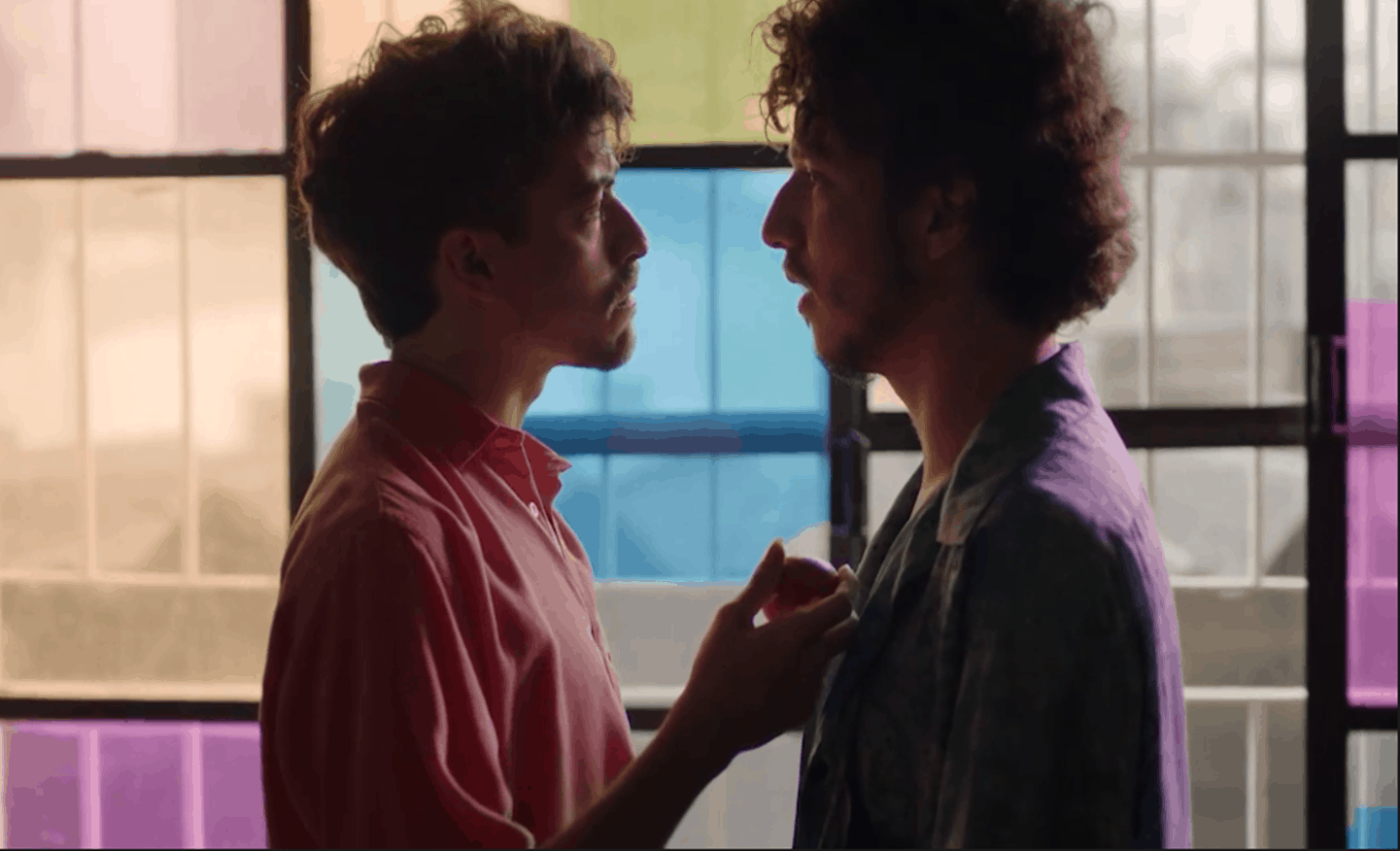 Jesuíta Barbosa e João Vitor Silva protagonizam beijo gay em série da MTV
