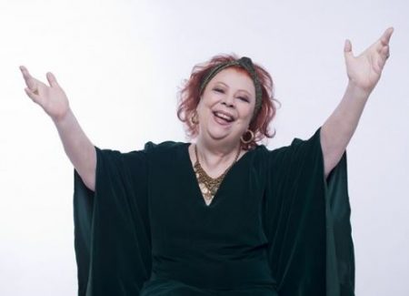 Internada há dois meses, Beth Carvalho cancela shows no Rio