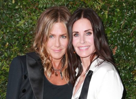 Avião com Jennifer Aniston e Courteney Cox faz pouso de emergência