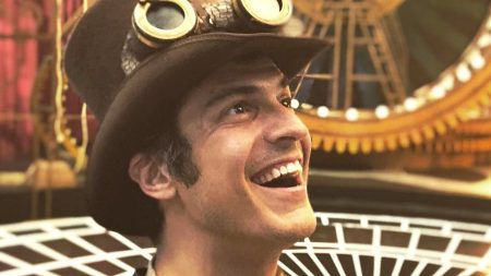 Mateus Solano posa ao lado do irmão e impressiona pela semelhança