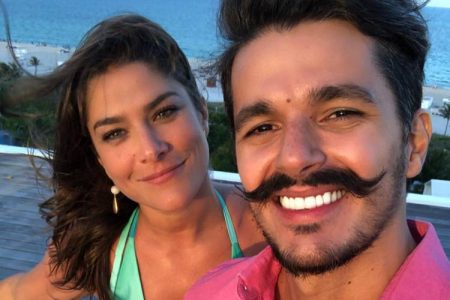 Priscila Fantin compartilha momento íntimo com o noivo