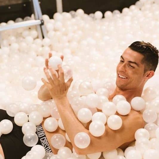 Cristiano Ronaldo aparece só de cueca e agita a internet