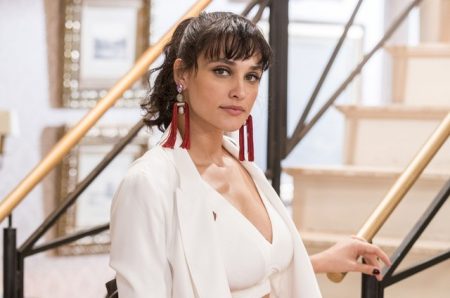 Enfrentando separação, Débora Nascimento posa abatida