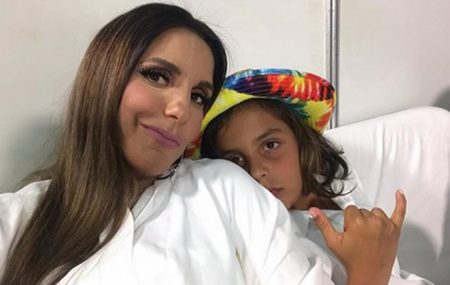 Filho de Ivete Sangalo posa com o pai e semelhança com a mãe impressiona