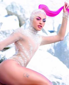 Pabllo Vittar lança clipe futurístico e agita a web com fotos sensuais