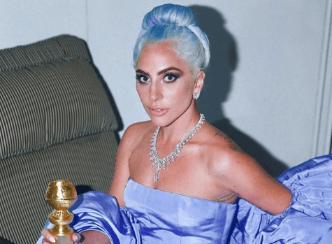 De cara limpa, Lady Gaga sensualiza só de toalha e colar de diamantes