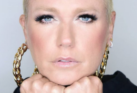 Aos 56 anos, Xuxa exibe pernas torneadas e Ivete Sangalo reage