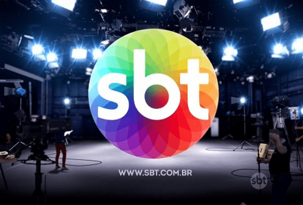 Repórter do SBT cai na gargalhada por causa de senhora indignada