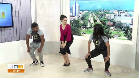 Apresentadora da Globo empina o bumbum e rebola durante telejornal