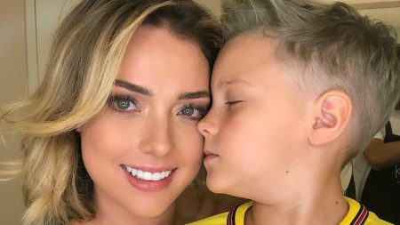 Carol Dantas flagra o filho beijando sua barriguinha de grávida