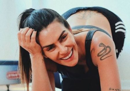 Cleo Pires põe biquíni ousado para esperar vacina e diz que “pode botar”