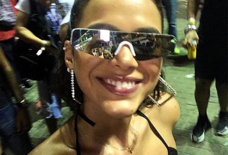 Bruna Marquezine pula Carnaval com pochete de mais de 6 salários mínimos 