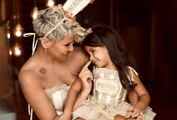 Deborah Secco e a filha, Maria Flor, roubam a cena em baile de Carnaval
