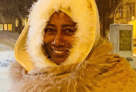 Gloria Maria leva tombaço na neve em gravação para “Globo Repórter”