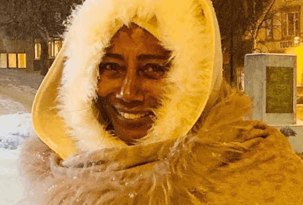 Gloria Maria leva tombaço na neve em gravação para “Globo Repórter”