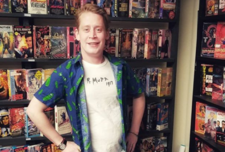 Macaulay Culkin posta foto bebendo e fumando e faz piada com o Oscar