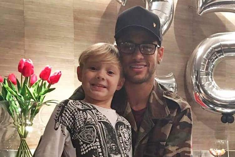De folga em Salvador, Neymar é trollado pelo filho