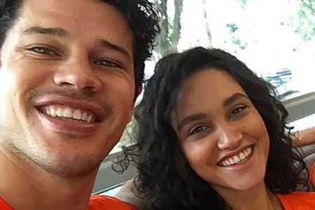José Loreto e Débora Nascimento são vistos juntos em floricultura