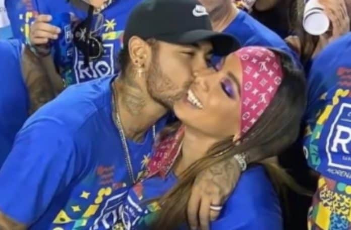 Carol Sampaio faz revelação sobre dia que Anitta beijou Neymar em camarote