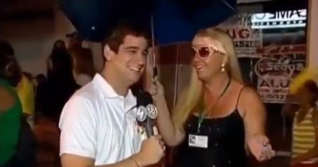 Mulher detona o Carnaval ao vivo e paquera repórter do SBT