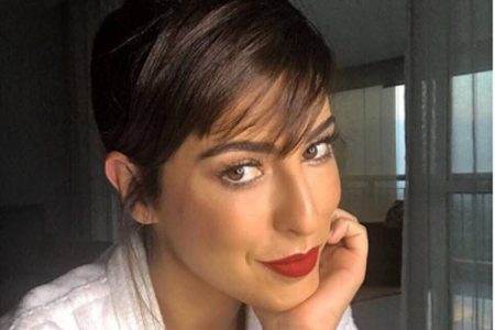 Fernanda Paes Leme publica foto fazendo alongamento e com os seios à mostra
