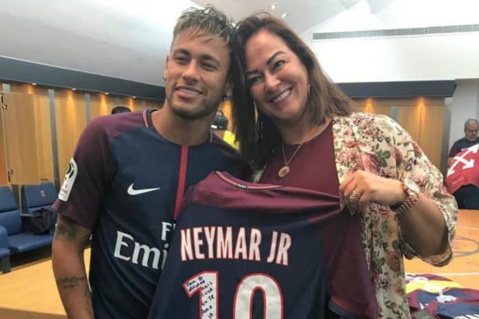 Mãe de Neymar curte meme debochando de beijo de Anitta com o craque
