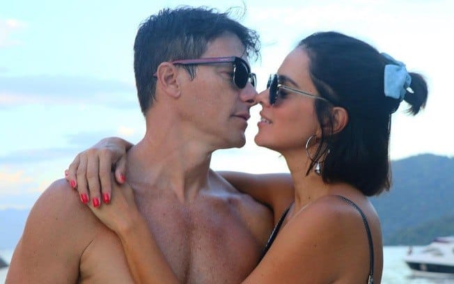 Rodrigo Faro aparece beijando “irmã gêmea” de Bruna Marquezine