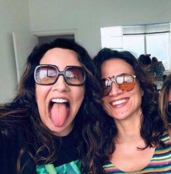 Namorada de Ana Carolina, Chiara Civello posta ensaio de topless