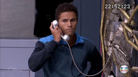 BBB 2019: Danrley atende o Big Fone e vira assunto na madrugada