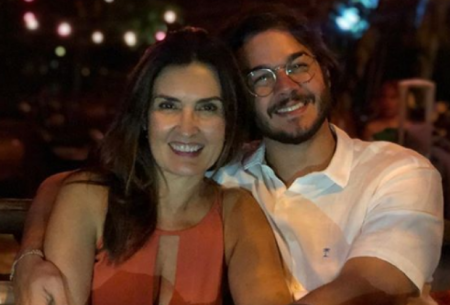 Fátima Bernardes descarta descanso e sai com Túlio Gadêlha e amigos