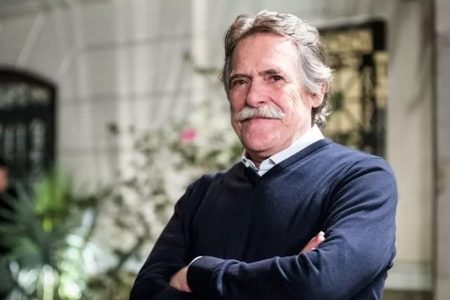 Autoproclamado presidente, José de Abreu discursa e critica Bolsonaro