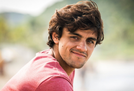 Felipe Simas encanta a web ao postar 1ª foto do filho recém-nascido