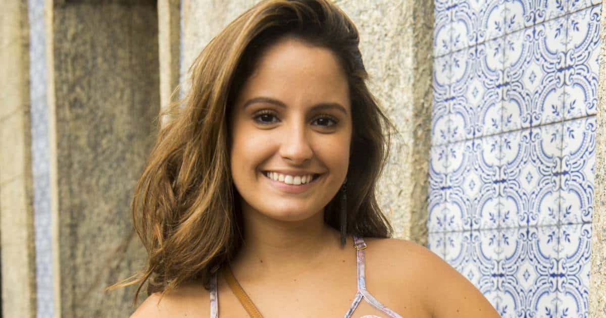 Amanda de Godoi causa na web ao postar foto fazendo topless