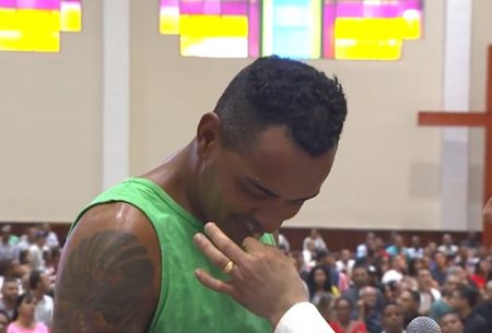 Pastor interrompe o “Balanço Geral” e manda viciado cheirar cocaína