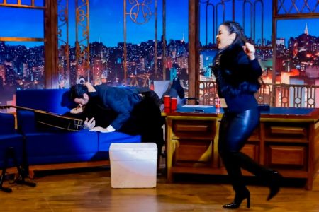 Danilo Gentili e Maraisa protagonizam beijo quente no “The Noite”