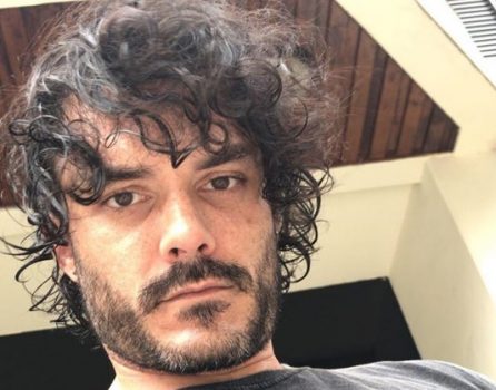 Kiko Pissolato posa de cueca e salto alto e dá o que falar