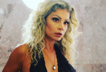 Cátia Paganote alisa os cabelos, surge irreconhecível e com seio à mostra