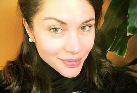 Toda sorridente, Maria Melilo ostenta boa forma em foto