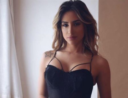 Ex-panicat Babi Muniz é vista com jogador de futebol