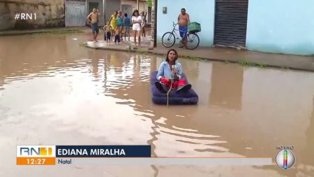 Repórter da Globo quebra o protocolo e faz link em enchente
