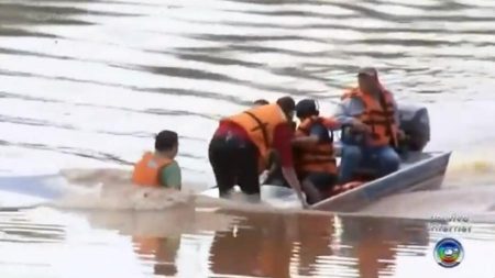 Barco com repórter da Globo afunda durante reportagem ao vivo