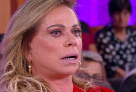 Christina Rocha chora ao noticiar morte de integrante do “Casos de Família”