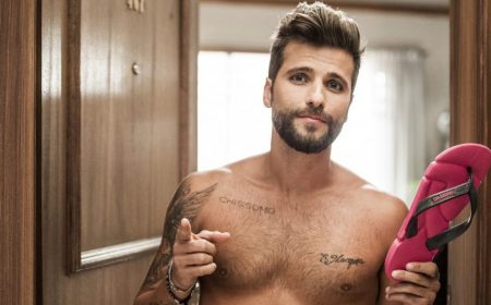 Bruno Gagliasso causa ao publicar foto beijando a boca de outro homem
