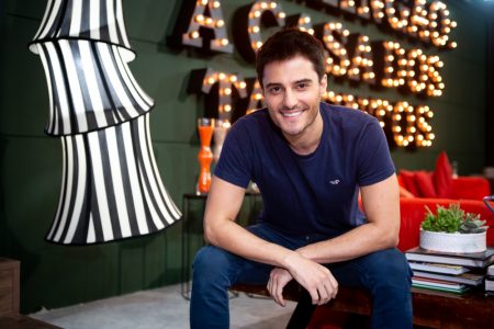 Hugo Bonemer mostra momento íntimo, é censurado e reclama na web