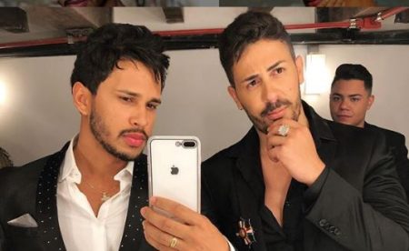 Carlinhos Maia divulga clipe romântico ao lado do noivo